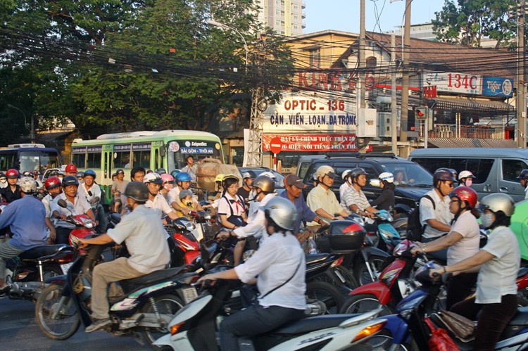 Een kruispunt in Ho Chi Mnh City, Vietnam